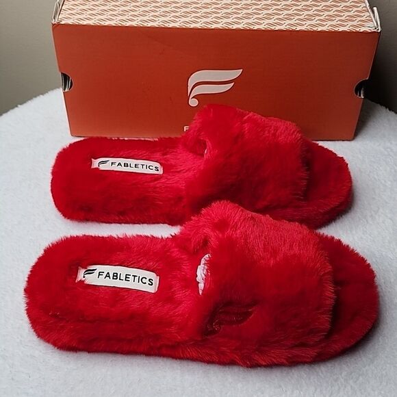 NIB Fabletics Slip On Fur Slippers - Cherry - Size 8 - Picture 2 of 8
